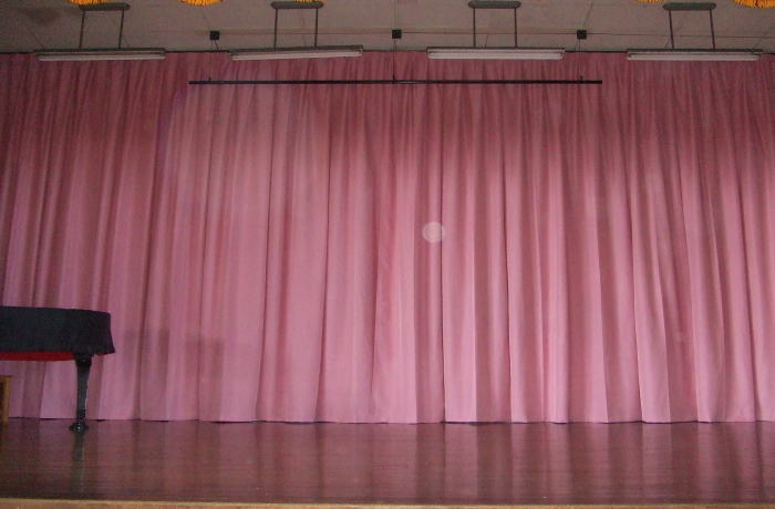 ステージにピンクのバック幕