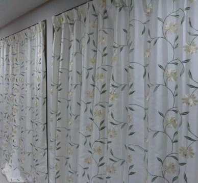 花柄刺繍のカーテン